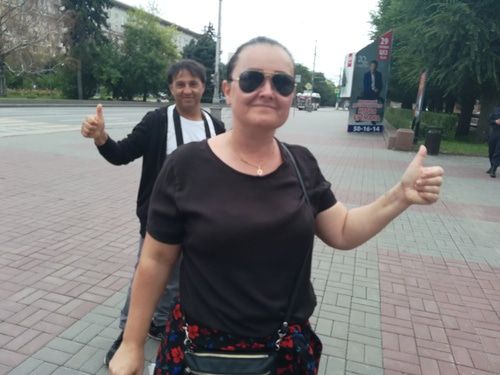 Семейная пара из Венгрии приветствовала Влада Погорелова на пикете в Волгограде 27 июля 2019 года. Фото Татьяны Филимоновой для «Кавказского узла».
