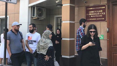 Группа поддержки Абдулмумина Гаджиева перед зданием суда в Махачкале 29 июля 2019 года. Фото Патимат Махмудовой для "Кавказского узла".