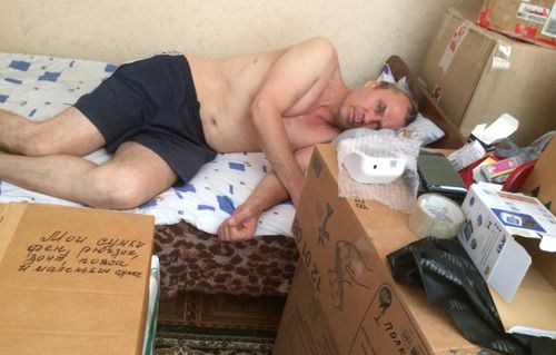 Андрей Мартынов лежит на кровати среди коробок с вещами. Фото Светланы Кравченко для "Кавказского узла"