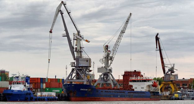 Порт в Астрахани. Фото Alexxx1979 https://ru.wikipedia.org/wiki/%D0%90%D1%81%D1%82%D1%80%D0%B0%D1%85%D0%B0%D0%BD%D1%8C_(%D0%BF%D0%BE%D1%80%D1%82)#/media/%D0%A4%D0%B0%D0%B9%D0%BB:Astrakhan_Volga_River_P5101222_2200.jpg