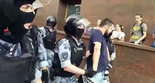 Задержание дагестанского блогера Керима Гамидова. Фото:  кадр видео  Vodi mag "Вот так меня задерживали" https://www.youtube.com/watch?v=cMAI6lHz0j4