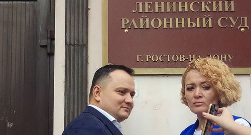 Анастасия Шевченко со своим адвокатом у здания суда. Фото Константина Волгина для "Кавказского узла"