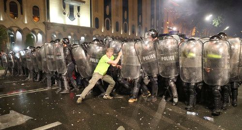 Сотрудники полиции во время акции протеста. 20 июня 2019 г. Фото: REUTERS/Irakli Gedenidze