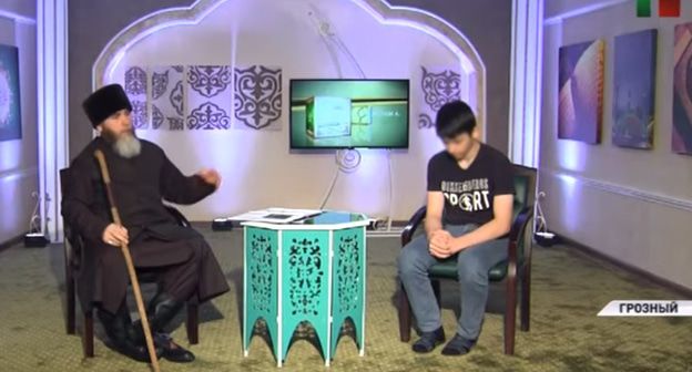 Телесюжет с извинениями 16-летнего подростка за критику в адрес властей Чечни. Фото: кадр видео  ЧГТРК "Грозный" https://www.youtube.com/watch?v=YzJ9yIq7GYE