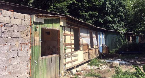 Барак в селе Кривенковское в котором проживает Елена Попова и Тамара Кувшинова. Фото Анны Грицевич для "Кавказского узла".