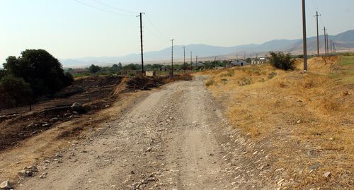 Дорога в село Ухтасар от основной трассы нуждается в ремонте. Фото Алвард Григорян для "Кавказского узла"