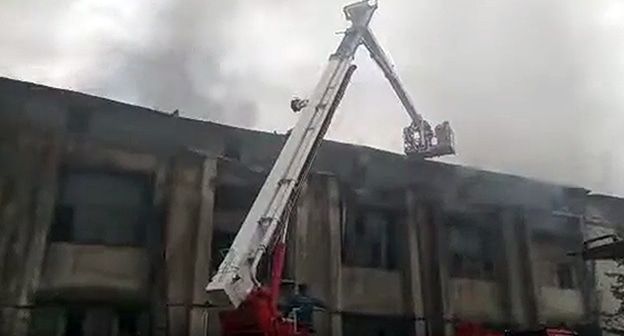 Цех по обработке шерсти во Владикавказе во врем ликвидации пожара. Фото: кадр видео 
Информационный сайт ОcНова https://www.youtube.com/watch?v=7bLltgMuQVw