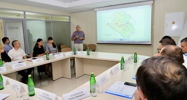 Совещание по вопросу согласования проекта соглашения об установлении границы между Краснодарским краем и Республикой Адыгея. Фото: http://www.kubzsk.ru/news/9152/