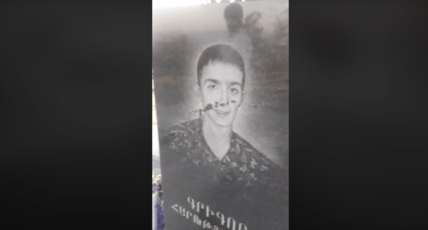 Скриншот видео с воинскими захоронениями на ереванском кладбище "Ералбур", облитыми парафином. https://www.facebook.com/meruj.moj/videos/1800369413443184/