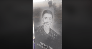Скриншот видео с воинскими захоронениями на ереванском кладбище "Ералбур", облитыми парафином. https://www.facebook.com/meruj.moj/videos/1800369413443184/