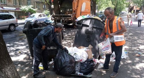 Сотрудники мусороуборочной кампании убирают мусор в Ереване. Фото Тиграна Петросяна для "Кавказского узла".