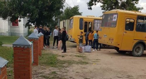 Эвакуация детей из летнего лагеря. Фото: пресс-служба ГУ МЧС по Краснодарскому краю. 