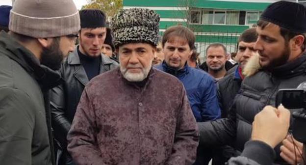 Ахмед Барахоев на акции в Магасе. Кадр видео Илеза Плиева на YouTube https://www.youtube.com/watch?v=BjeTkWnqw04
