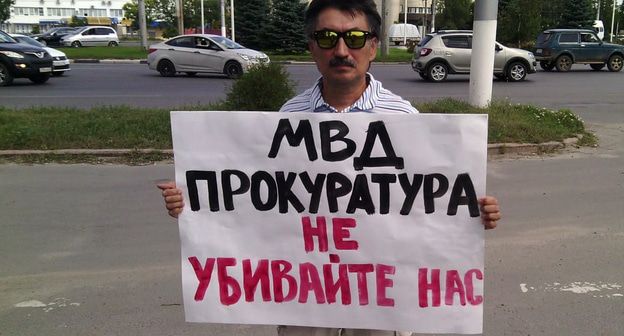 Житель Дубовского района Василий Сивцев во время проведения пикета. Фото Татьяны Филимонвой для "Кавказского узла"