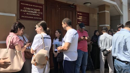 Журналисты и группа поддержки Гаджиева, Тамбиева и Ризванова ждут у здания суда в Махачкале начала процесса, 10 августа 2019 года. Фото Патимат Махмудовой для «Кавказского узла».