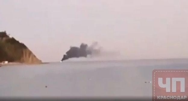 Пожар на судне в бухте Инал в Черном море. Фото: кадр видео ЧП Краснодар