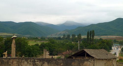 Вид из Сергокалы. Фото Fred Schaerli https://commons.wikimedia.org/wiki/Category:Sergokalinsky_District#/media/File:Sergokala_1.JPG