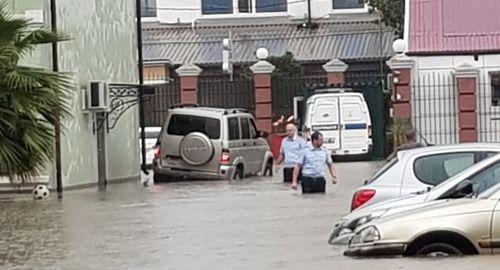 Сотрудники полиции на улице после ливня в Сочи. Фото Светланы Кравченко для "Кавказского узла".