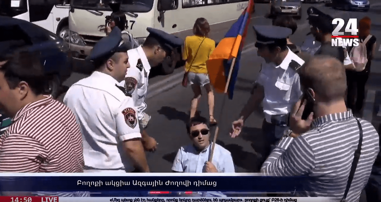 Задержание активиста с флагом. Ереван, 19 августа 2019 года. Скриншот видео https://www.youtube.com/watch?v=LCX6j1aLcjY