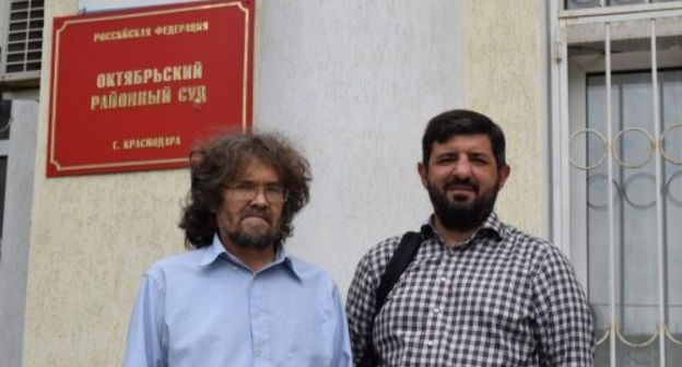 Андрей Рудомаха и Алексей Аванесян возле здания Октябрьского райсуда Краснодара. Фото: пресс-служба "Экологической Вахты по Северному Кавказу" http://ewnc.org/node/27006