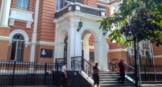 Люди на выходе из Ростовского областного суда, 20 августа 2019 года. Фото Константина Волгина для "Кавказского узла"
