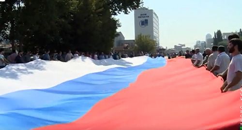 День государственного флага РФ отметили в Чечне. Фото: кадр видео 
ЧГТРК "Грозный"
