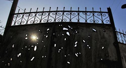 Следы от осколков на воротах дома в селе в зоне карабахского конфликта.  Фото Фамиля Махмудбейли для "Кавказского узла"
