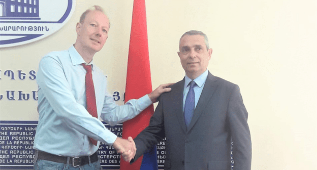 Депутат Европарламента Мартин Зоннеборн (слева) и глава МИД Нагорного Карабаха Масис Маилян, 27 августа 2019 года. Фото Европейской армянской федерации права и демократии, https://twitter.com/eafjd/status/1166354384273465344