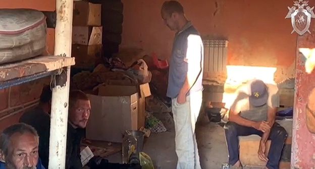 Люди, которых удерживали для работы в полях в Ростовской области. Фото: кадр видео ДОН 24 Информационное агентство https://www.youtube.com/watch?v=_O6pn-bfjcY&feature=youtu.be
