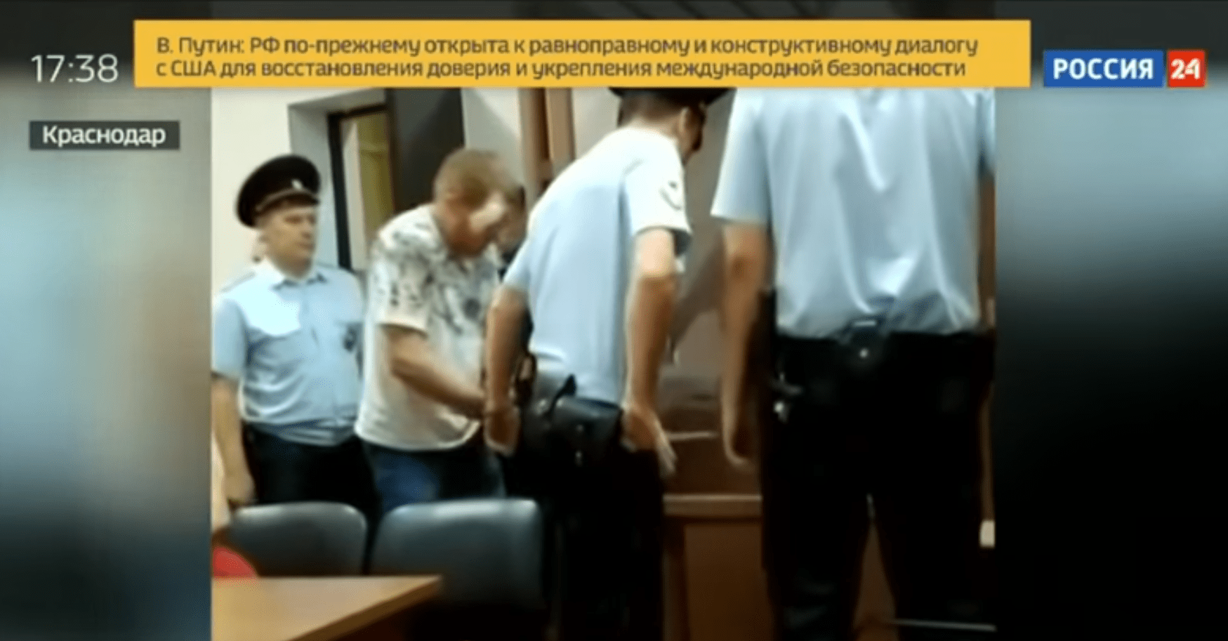 Задержанный уроженец Чечни с травмой глаза в зале суда. https://www.youtube.com/watch?v=lpS2pfFwNV4