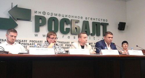 Участники пресс-конференции в пресс-центре "Росбалт" в Москве. Фото Рустама Джалилова для "Кавказского узла". 