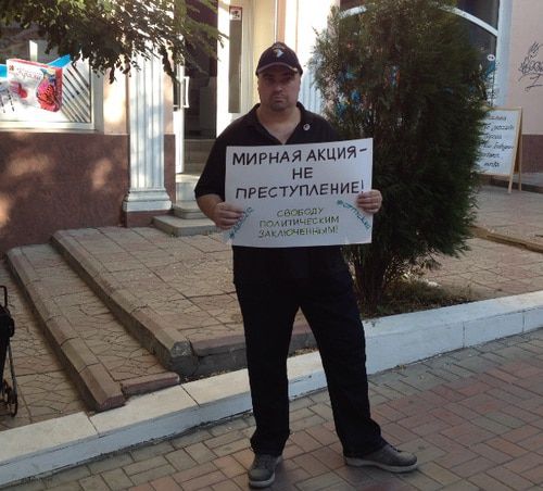 Астраханский активист Ярослав Савин проводит одиночный пикет в поддержку задержанных на акциях протеста в Москве. Фото Алёны Садовской для "Кавказского узла"