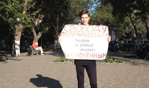 Активист Тимур Жабин проводит одиночный пикет в сквере им.Трусова. Фото Алёны Садовской для "Кавказского узла"