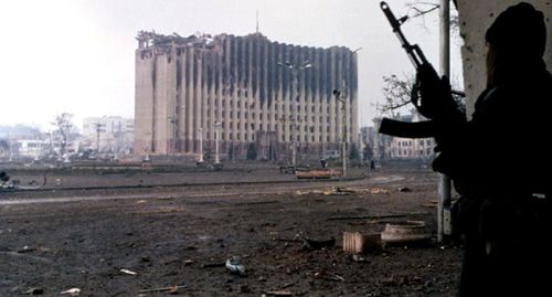 Боевик в Грозном. Фото: Михаил Евстафьев, https://commons.wikimedia.org/wiki/File:Evstafiev-chechnya-palace-gunman.jpg