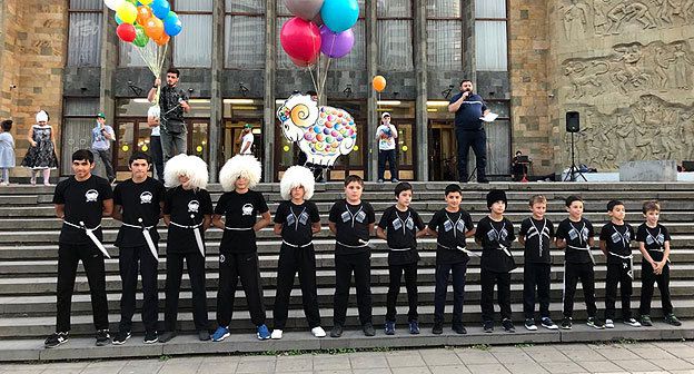 Выступление участников благотворительной акции в Махачкале. 31 августа 2019 года. Фото: Шамиль Абашилов.