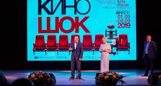 Участники церемонии открытия фестиваля "Киношок". Фото: пресс-служба администрации Анапы. https://www.anapa-official.ru