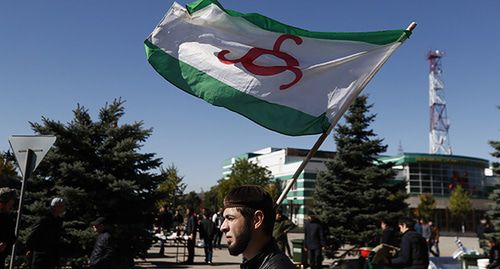 Участник митинга в Магасе с флагом Ингушетии. Фото: REUTERS/Maxim Shemetov