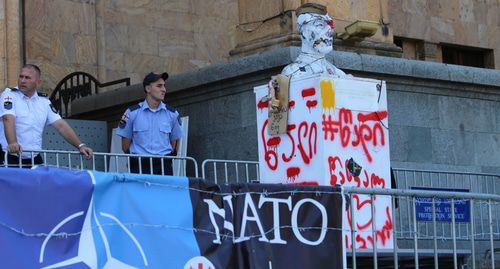 Изображение Георгия Гахарии, установленное на акции протеста перед зданием парламента Грузии в Тбилиси. Фото Инны Кукуджановой для "Кавказского узла".