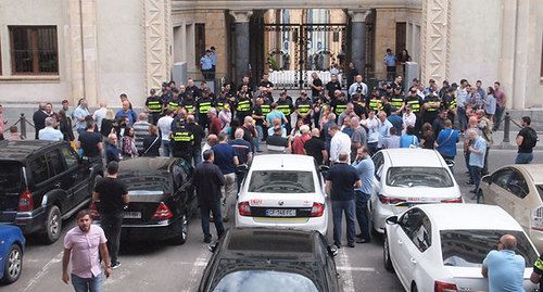 Участники акции протеста перед зданием парламента Грузии. Тбилиси, 4 сентября 2019 года. Фото Беслана Кмузова для "Кавказского узла".