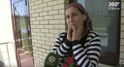 Мать избитой девочки из Ингушетии. Скриншот видео Телеканал 360
https://www.youtube.com/watch?v=t0mkDBwmWEc