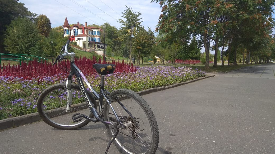 Велосипед на набережной во Владикавказе. Фото Екатерины Герасимовой