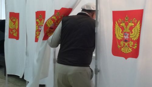 Избиратель заходит в кабину для голосования на участке в Волгограде. Фото Татьяны Филимоновой для "Кавказского узла",