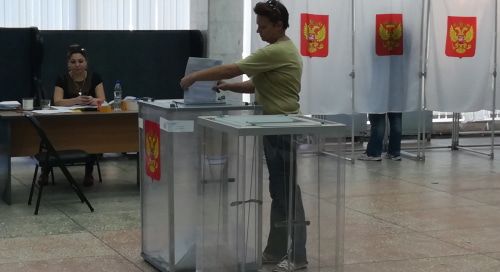 Избиратель голосует на участке в Волгограде. Фото Татьяны Филимоновой для "Кавказского узла".