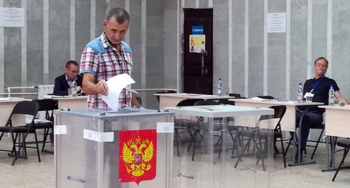 Избиратель на участке в Волгограде. Фото Татьяны Филимоновой для "Кавказского узла",