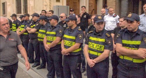 Сотрудники полиции у здания парламента в Грузии. Фото Беслана Кмузова для "Кавказского узла"