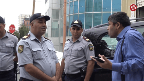 Журналист Тезехан Мираламли спорит с полицейскими, 11 сентября 2019 года. Скриншот видео https://www.facebook.com/MeydanTelevision/videos/671447066668670/?v=671447066668670