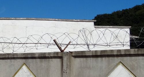 Ограждение тюремного объекта. Фото Нины Тумановой для "Кавказского узла"