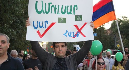 Участник шествия противников разработки золота в Армении. Фото Тиграна Петросяна для "Кавказского узла".