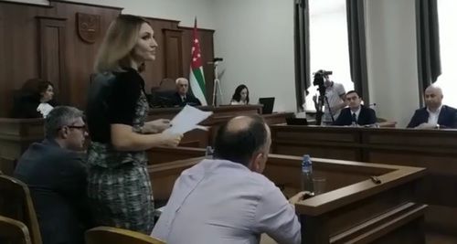 Заседание Верховного суда Абхазии. Фото: скриншот с видео на странице Facebook информационного агентства "Аиашара" https://www.facebook.com/aiashara/videos/237991957126056/