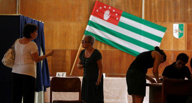 Голосование в Абхазии. Фото REUTERS/Kazbek Basayev